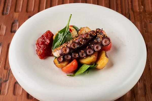 Осьминог, бейби картофель, ореховый дрессинг