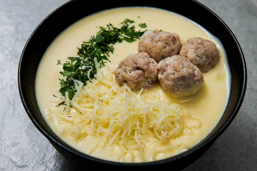 Сырный крем-суп с митболами