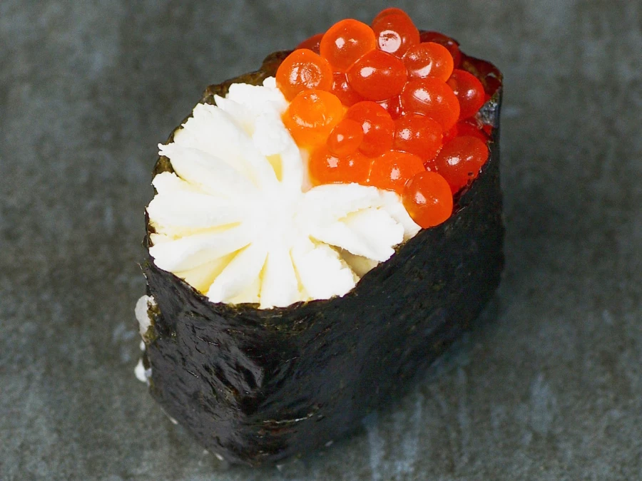 Гункан с красной икрой (2 шт)