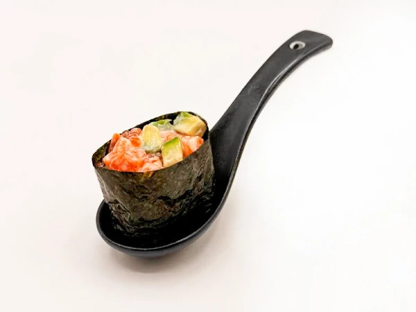 Гункан с лососем (2 шт) 