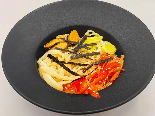 Удон с кальмаром и мидиями