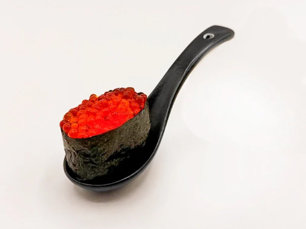 Гункан с красной икрой (2 шт)