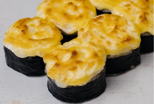 Запеченный с тунцом ролл 