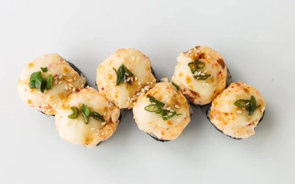 Запеченный ролл с копченным цыпленком и моцареллой