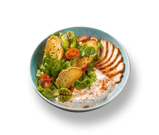 Салат с курицей и крем-муссом