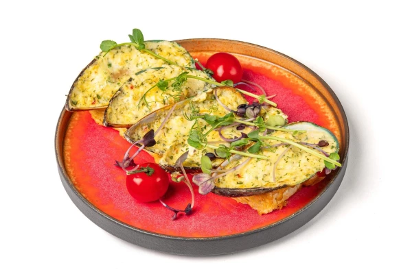 Мидии запеченные со сливочным кремом и кисло-сладким соусом