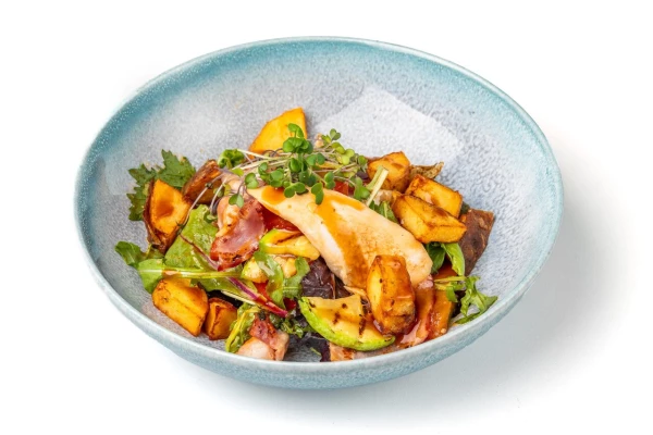 Салат с курицей и беконом