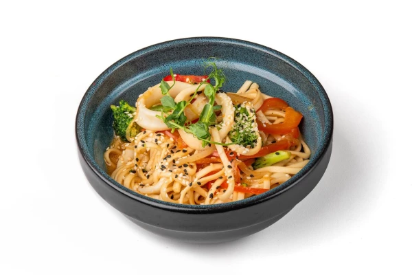 Вок с кальмаром