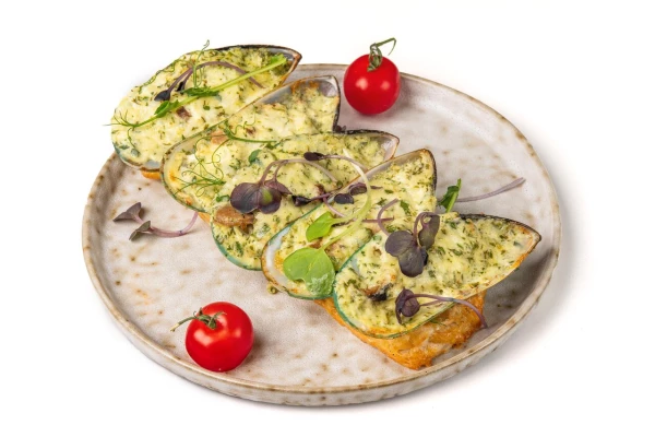 Мидии запеченые под грибным соусом