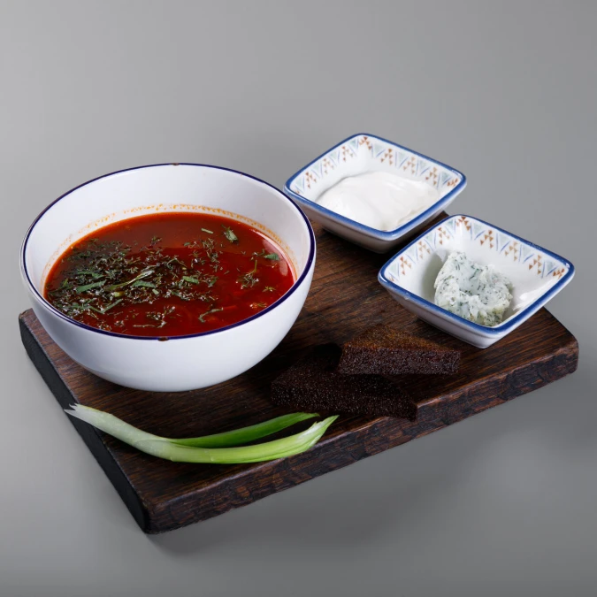 Борщ с говядиной, салом, сметаной и гренками