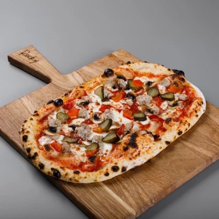 Фокачча с фаршем, перцем и корнишонами