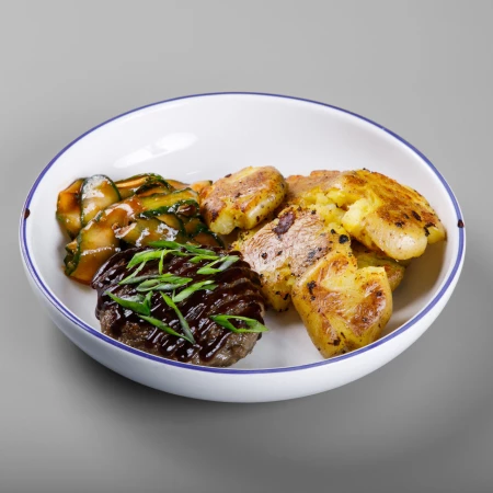 Бифштекс с сыром и мятым картофелем