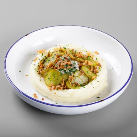 Бефстроганов с картофельным пюре и корнишонами