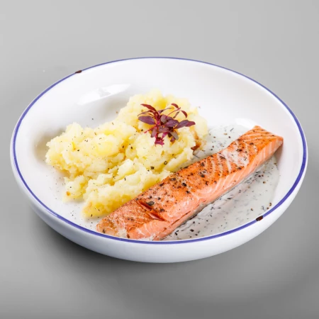 Лосось с картофелем и перечно-сырным соусом