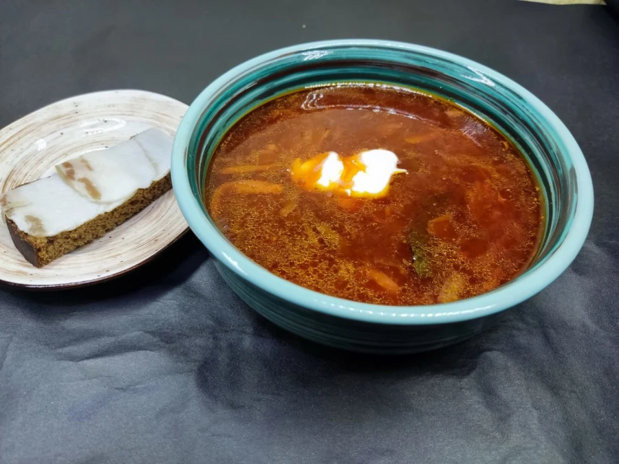 Борщ из свежей капусты с Бородинским хлебом и салом