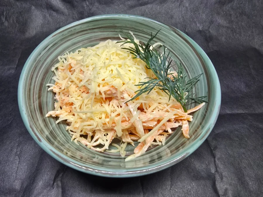 Салат из моркови с сыром и чесноком