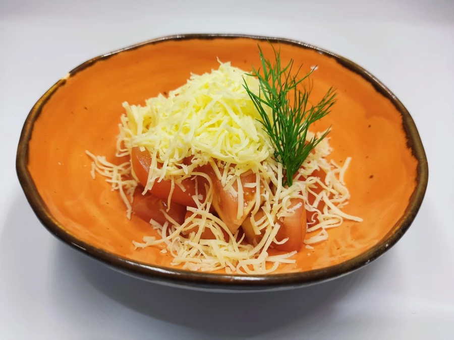 Салат помидоры с сыром и чесноком