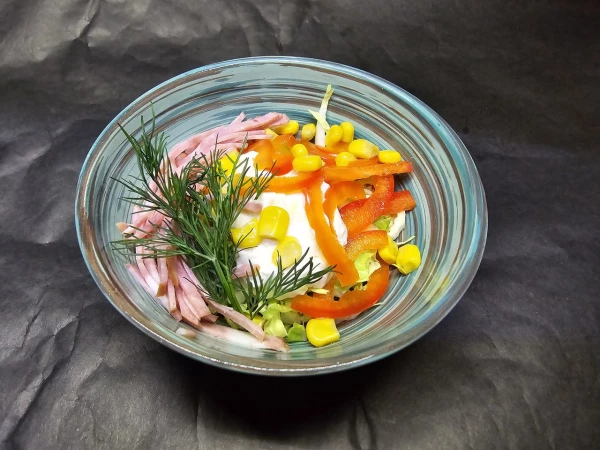 Салат с копченой колбасой