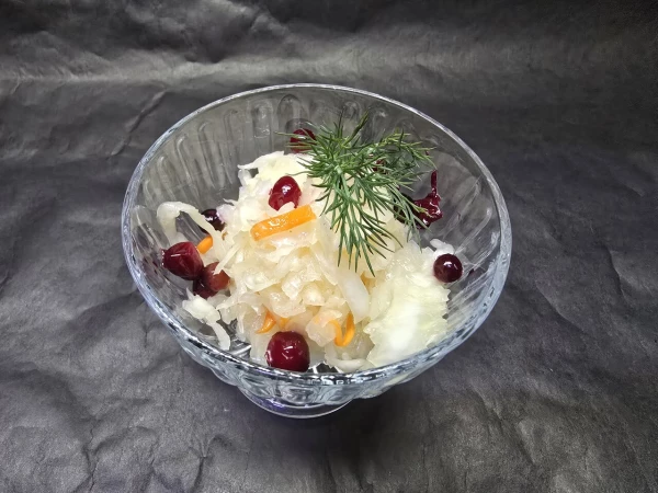 Салат из квашеной капусты с клюквой