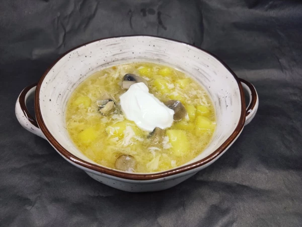 Суп грибной с яйцом и сметаной
