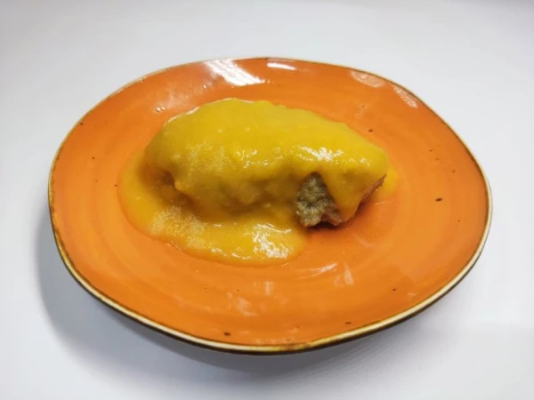 Котлета мясная с соусом