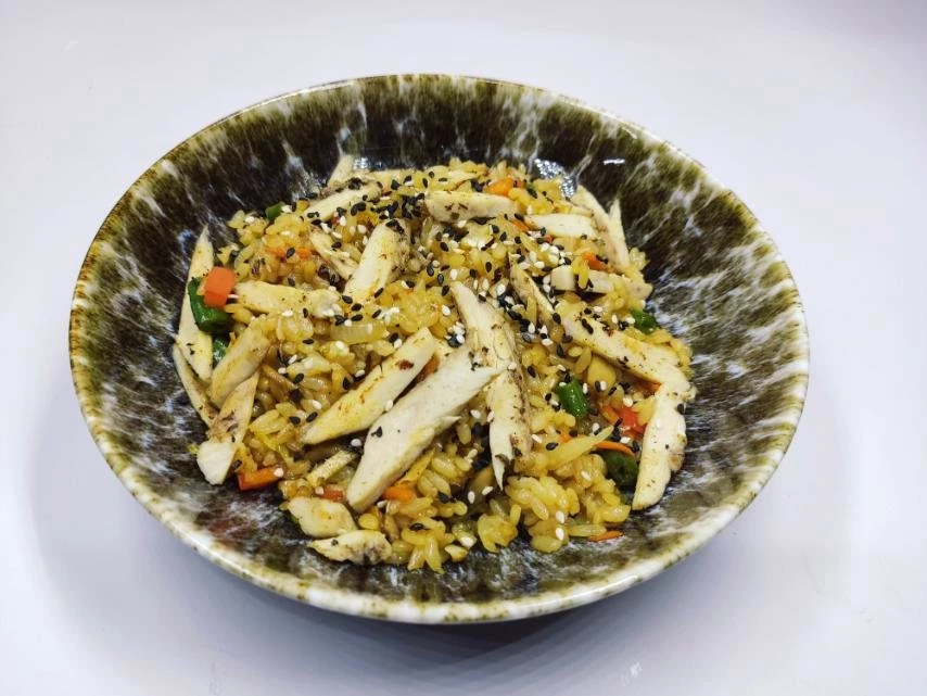Wok рис с овощами и курицей