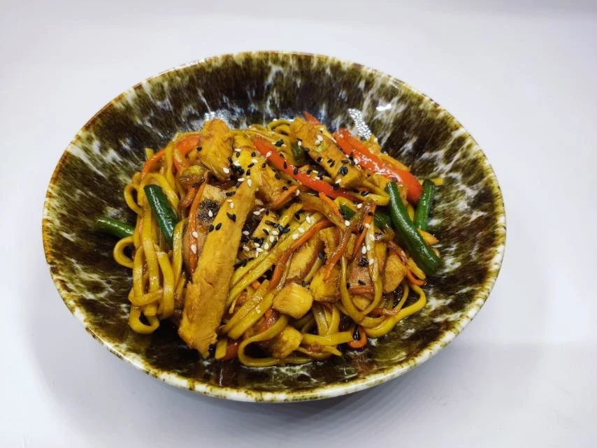 Wok удон с курицей под соусом терияки