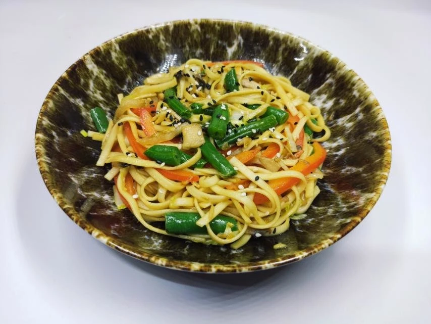 Wok удон с овощами под соусом терияки