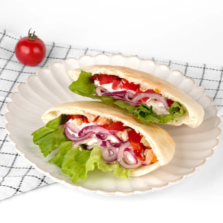 Пита с куриным бедро и овощами