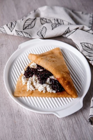 Блин с творогом и ягодой