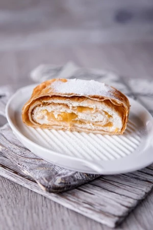 Творожно-ягодный рулет