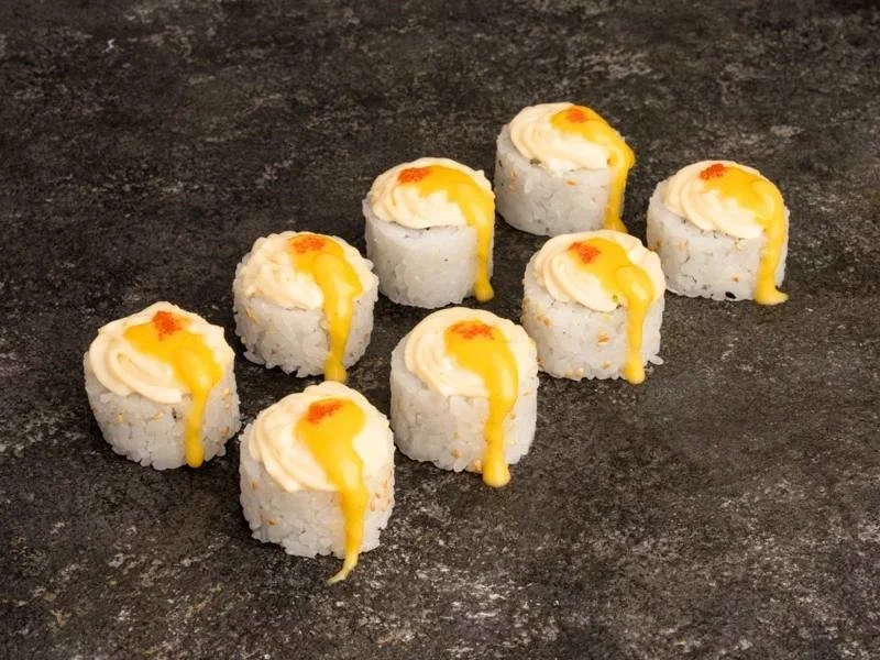 Ролл со снежным крабом и соусом шимичи