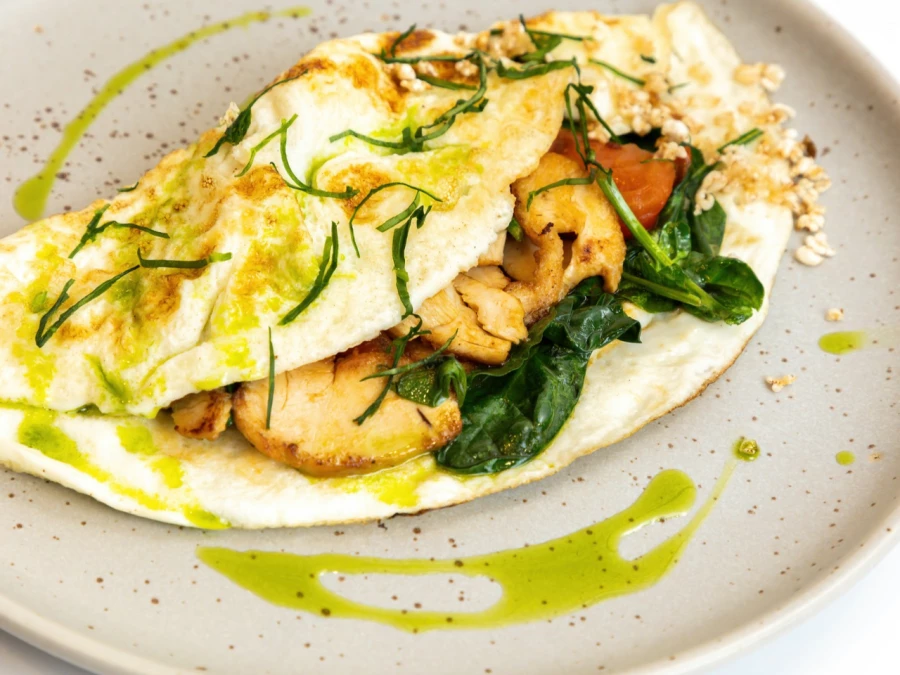 Белковый омлет с цыплёноком, томатами и шпинатом