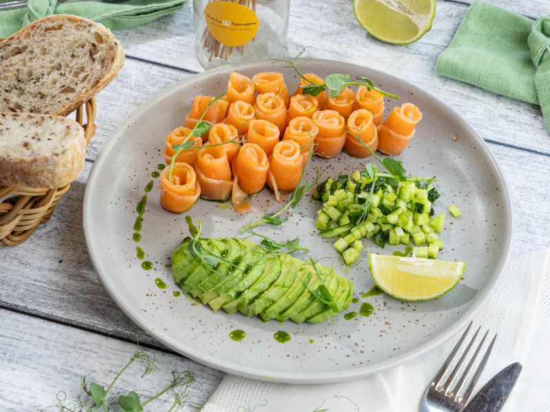 Форель, авокадо, лайм, огуречный тар-тар