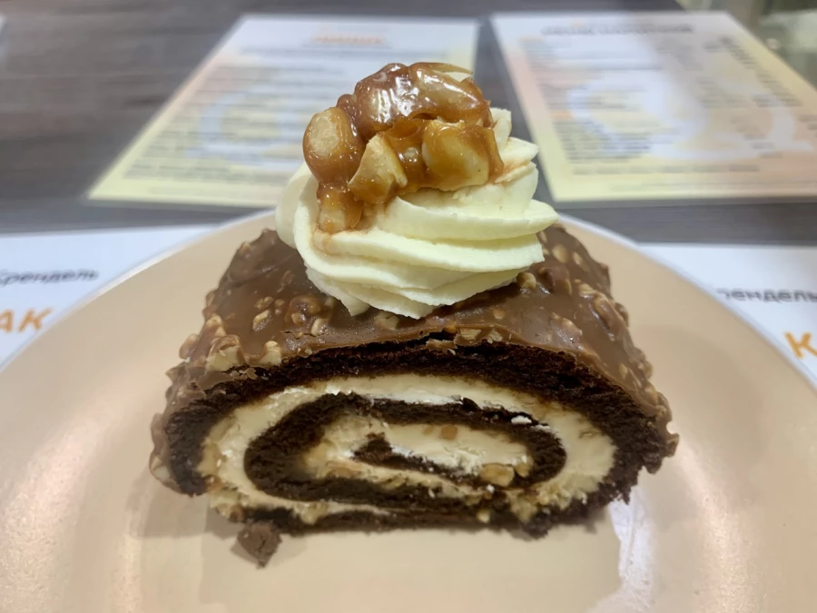 Рулет Сникерс с солёной карамелью и жареным арахисом