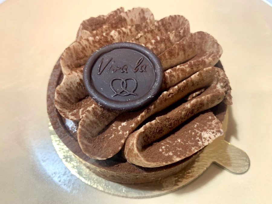 Тарталетка с шоколадным кремом и солёной карамелью