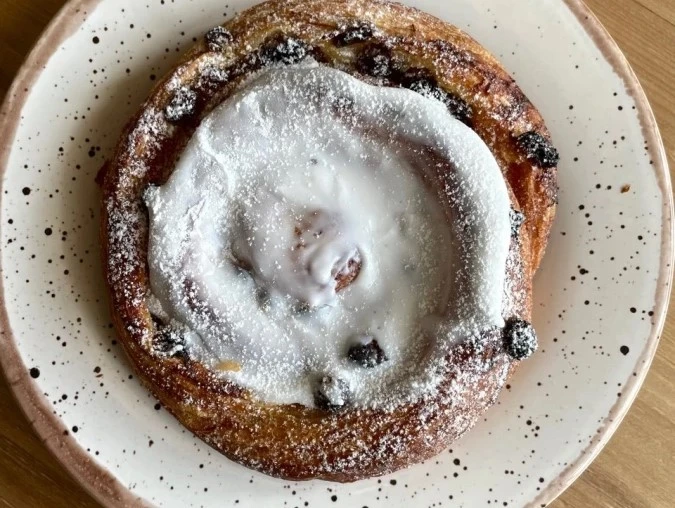 Улитка с заварным кремом и изюмом
