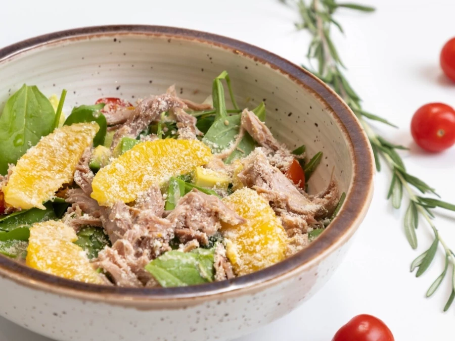 Салат с рваной уткой и апельсином