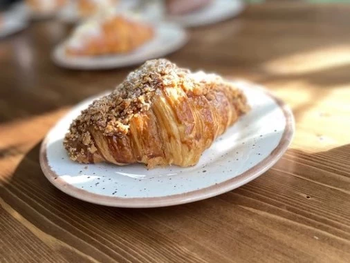 Круассан с солёной карамелью