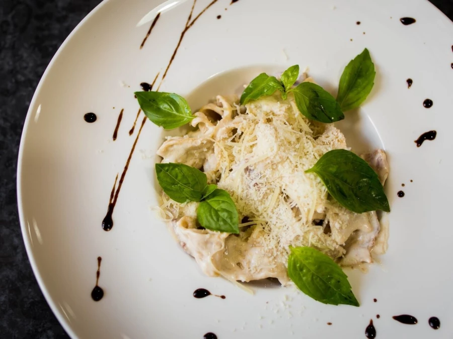 Паста с беконом, сливочный соус, желток