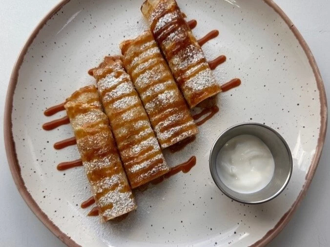 Блинчики с томлёным яблоком, домашней карамелью и сметаной