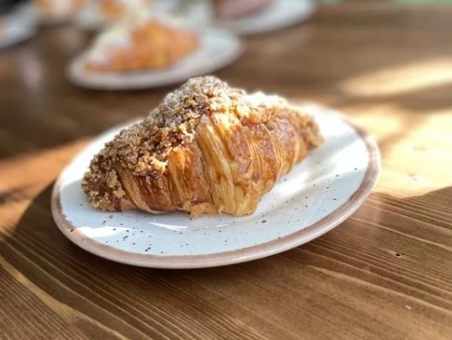 Круассан с солёной карамелью