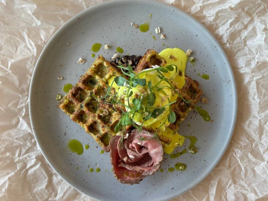 Вафли из цукини с ростбифом