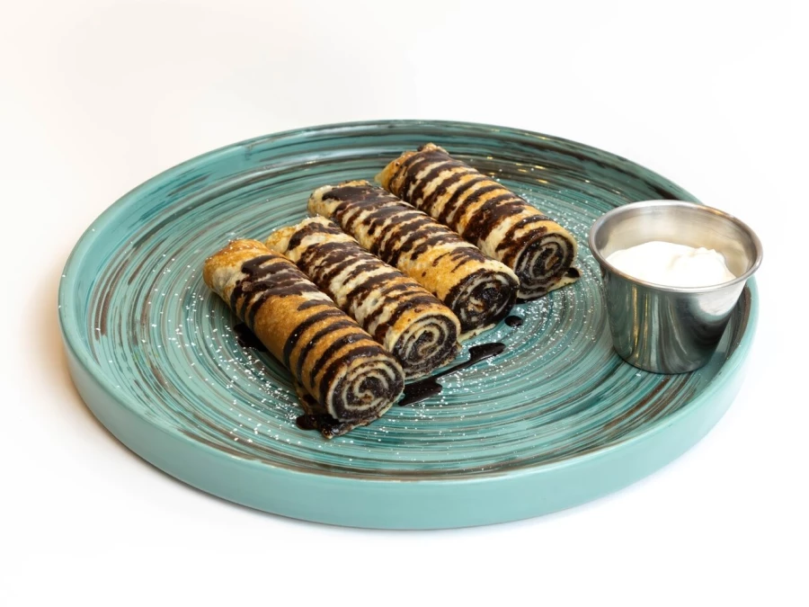 Блинчики с маком, шоколадом и сметаной