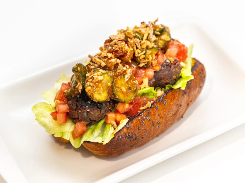 Тыквенная бриошь, фалафель из красной фасоли, огурчик маринованный, печёный батат, клюквенный соус