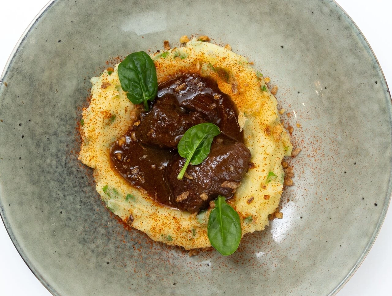 Томлёная говяжья щека