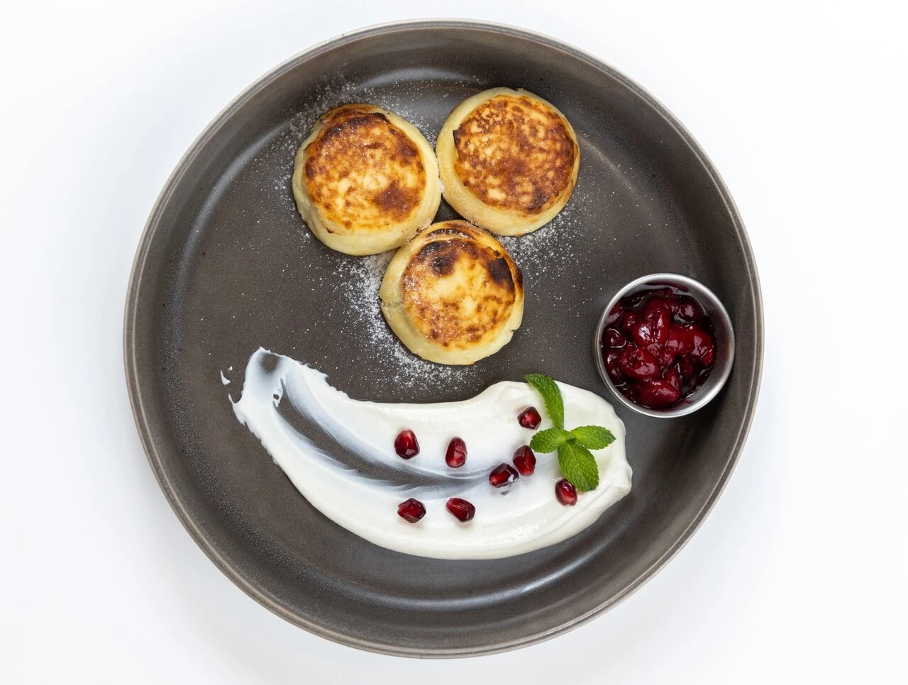 Сырники творожные со сметаной и вишнёвым компоте