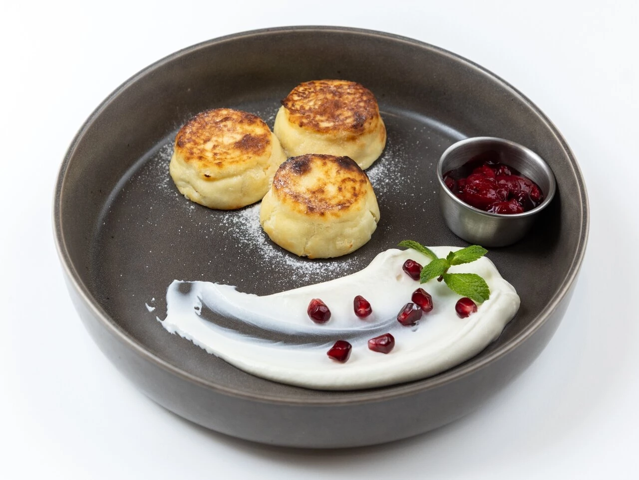 Сырники творожные со сметаной и вишнёвым компоте