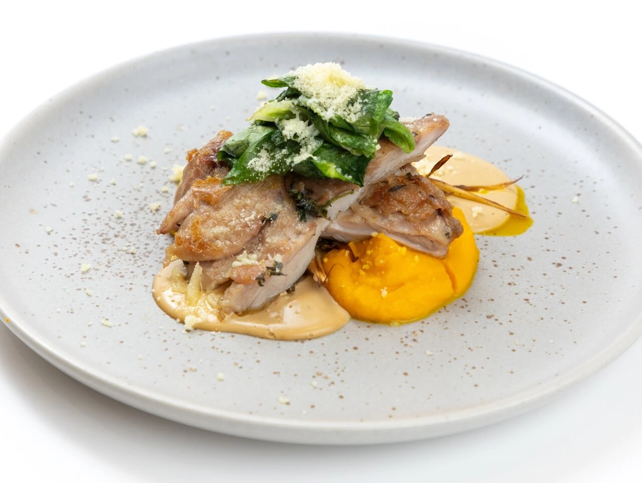 Цыплёнок жареный с вешенкой сливочный унаги морковный крем с трюфелем