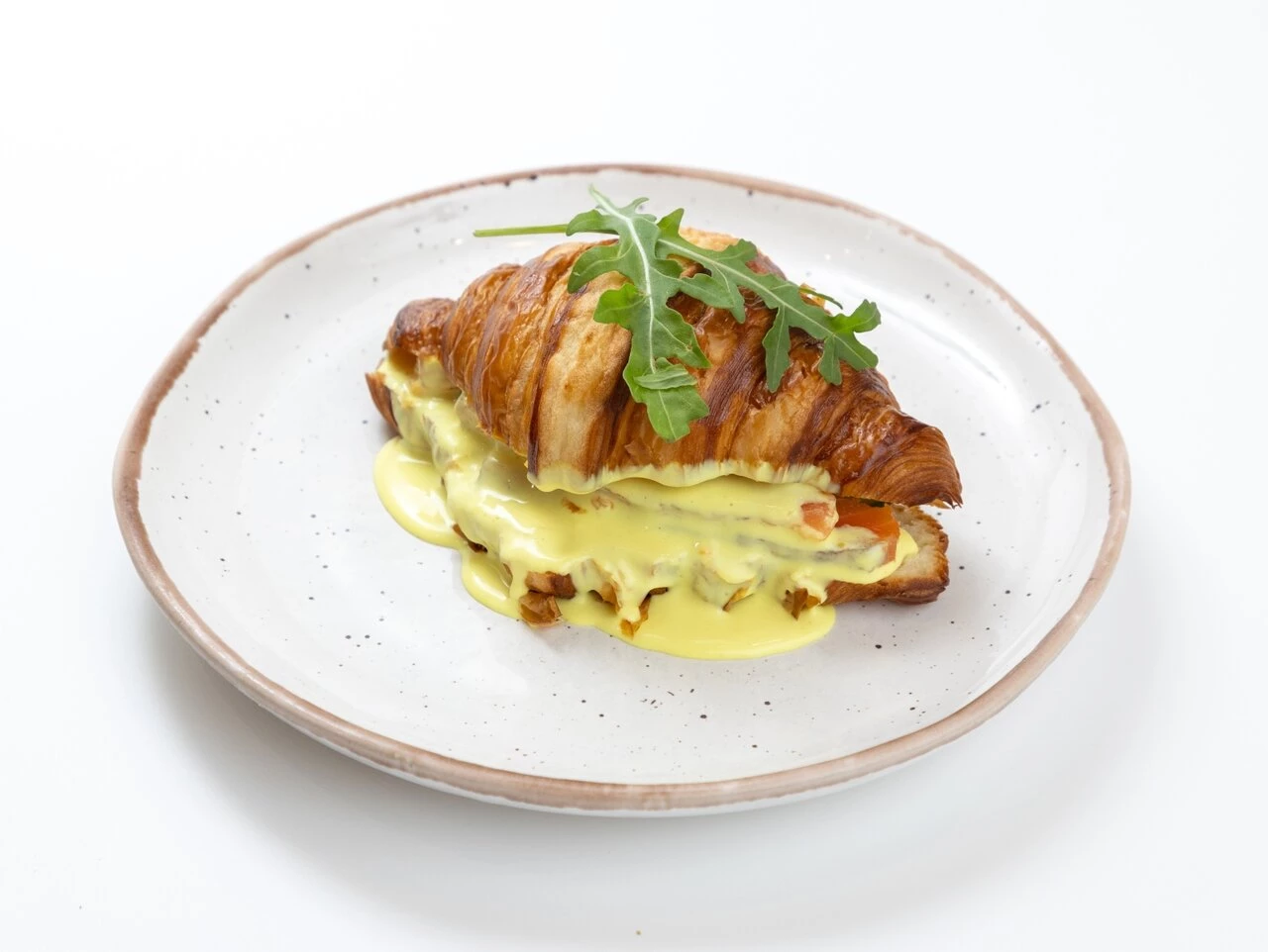 Круассан лосось, скрэмбл, свежий огурец и соус сырный